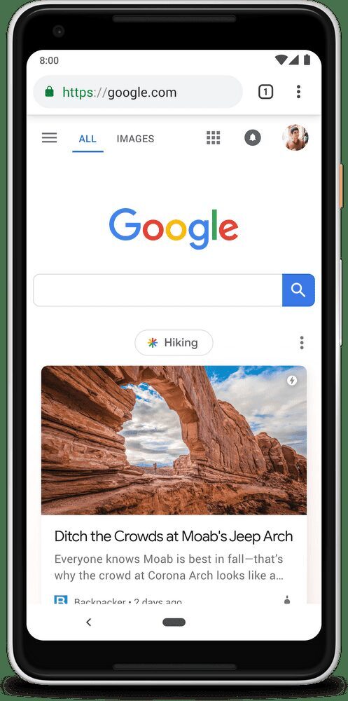 Google Feed переименован в Discover 5 Экран смартфона с поиском в Google и изображением Арки в каньоне