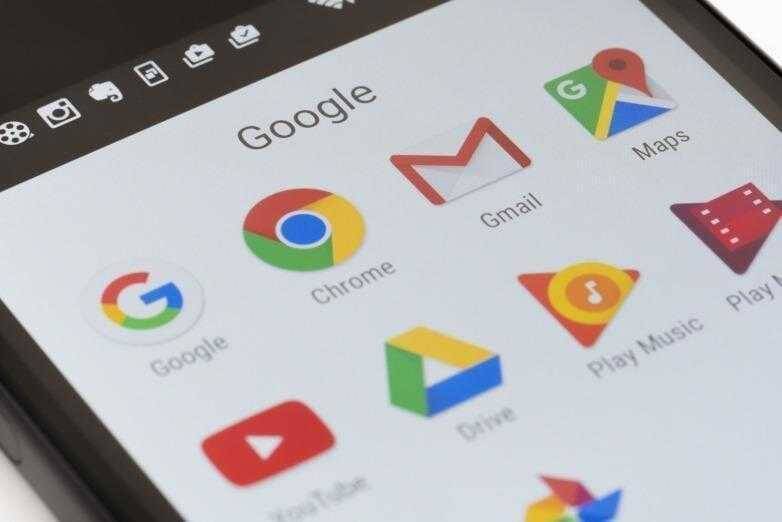 Google позволяет разработчикам собирать данные из учетных записей Gmail 1 Экран смартфона с приложениями Google и значками Gmail и YouTube