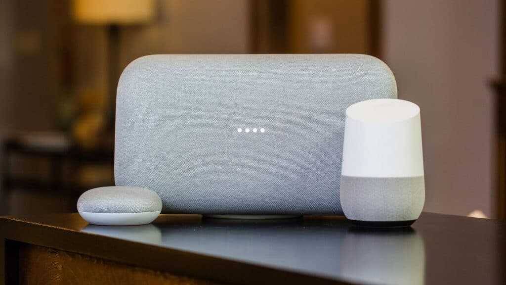 Голосовой помощник Google Nest Audio и дисплей Google Home Hub на поверхности