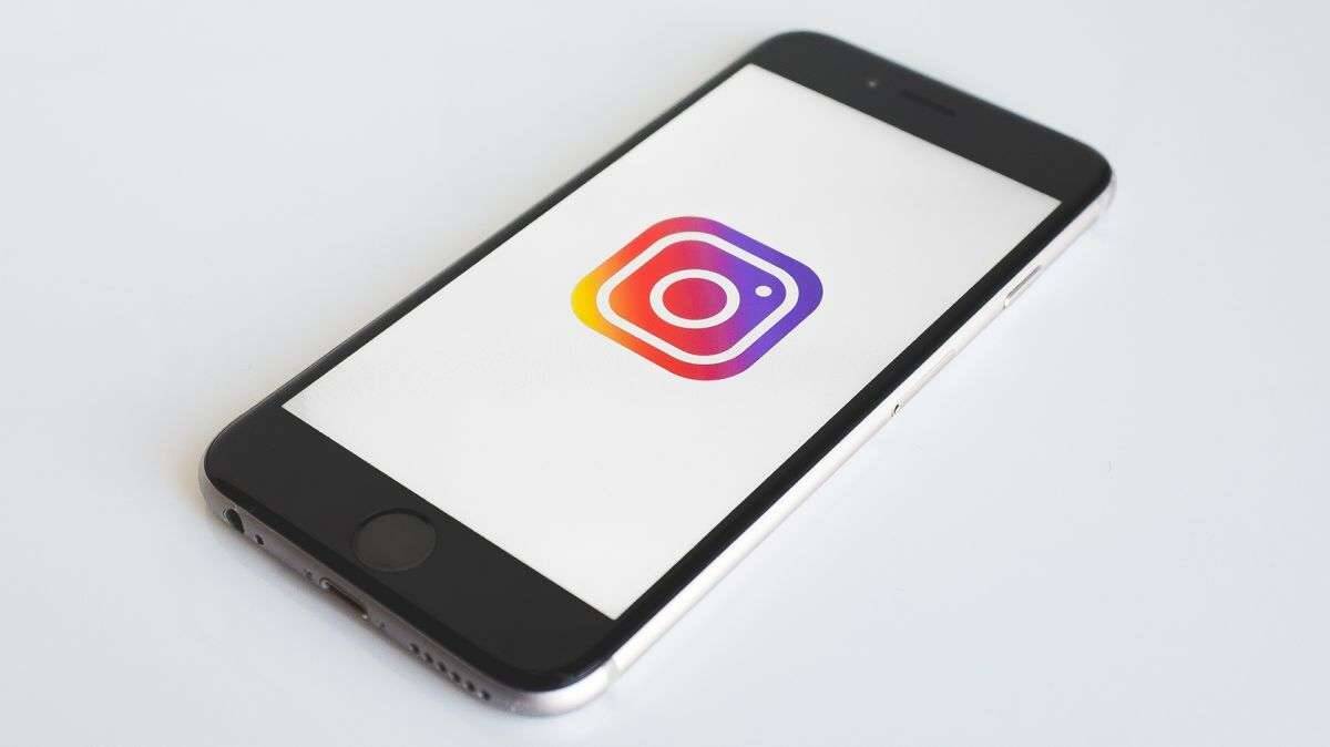 Смартфон с экраном, отображающим логотип Instagram