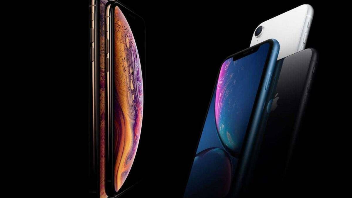 Несколько iPhone XS Max на черном фоне с вывернутыми сторонами