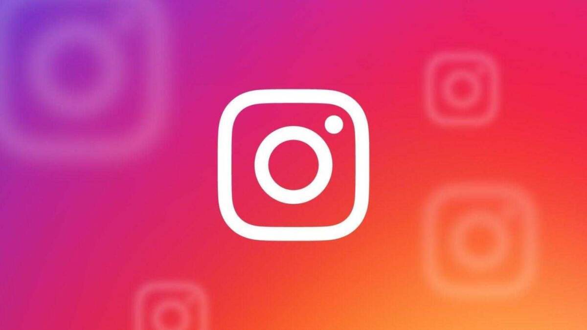 Логотип Instagram на разноцветном градиентном фоне
