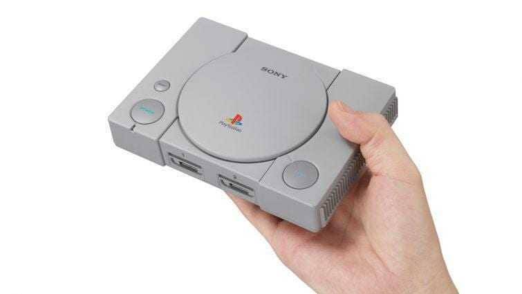 Планшет Sony PlayStation Classic в руке человека