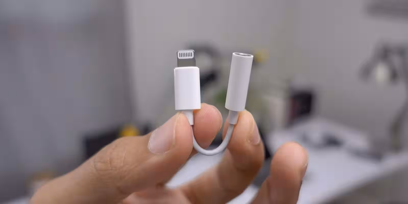 Новые iPhone будут поставляться с 5-ваттной зарядкой и без переходника для наушников 1 lightning to 3 5mm headphone jack adapter