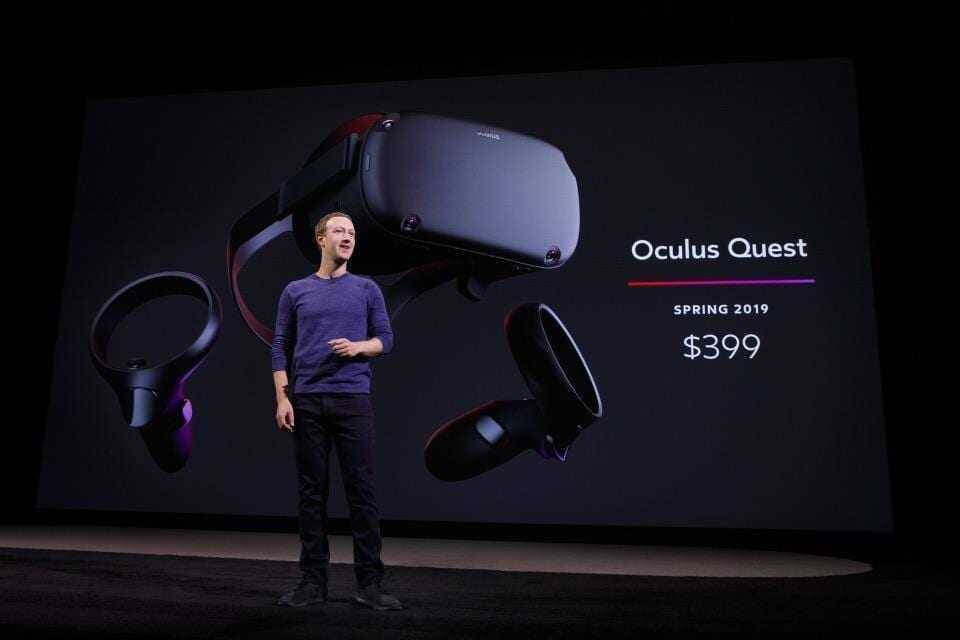 Facebook представила очки виртуальной реальности Oculus Quest 3 Презентация Oculus Quest с изображением шлема и контроллеров на экране