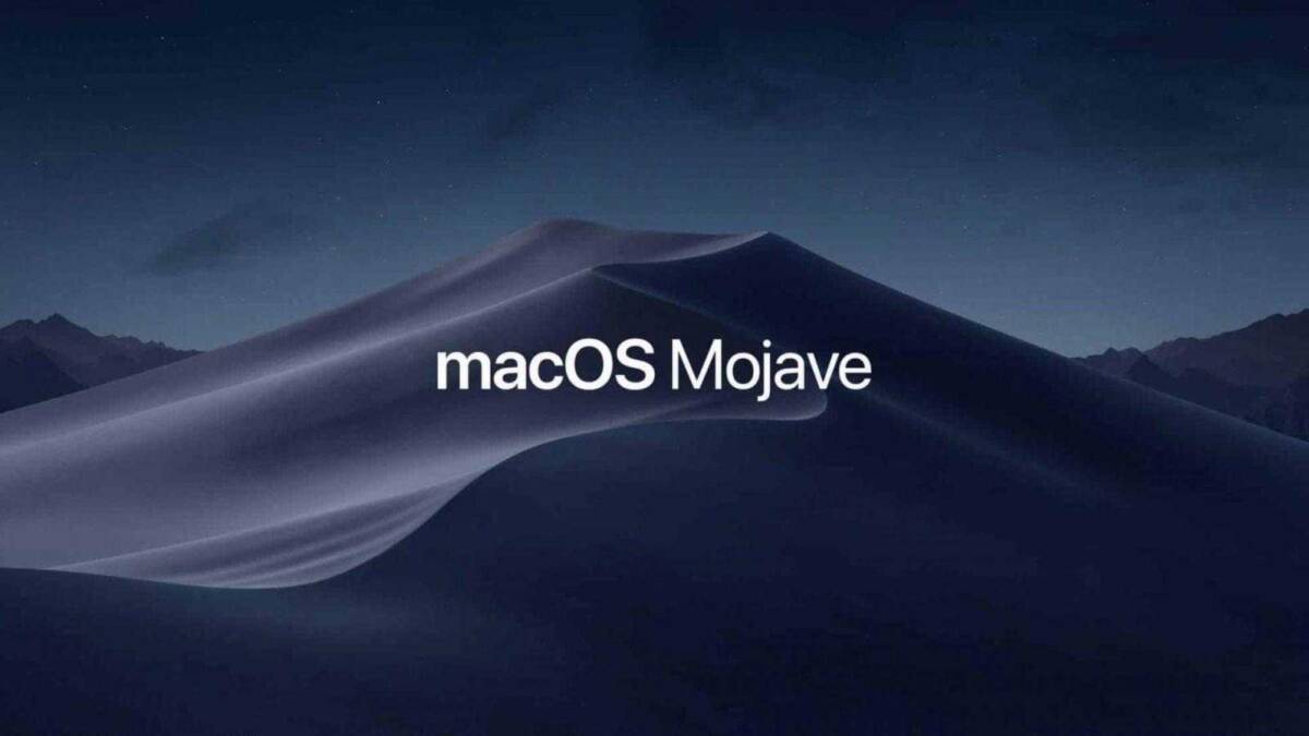 Экран компьютера с темным фоновым изображением гор и песка в Mojave