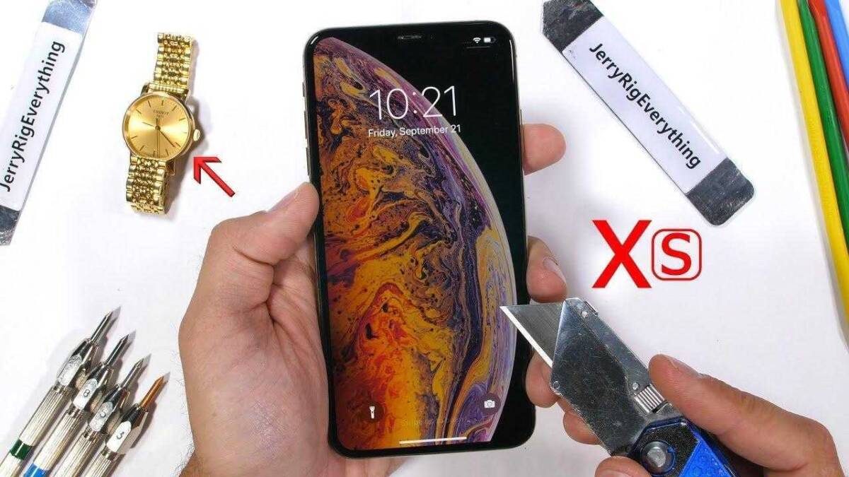 Резак при распиливании смартфона iPhone XS Max