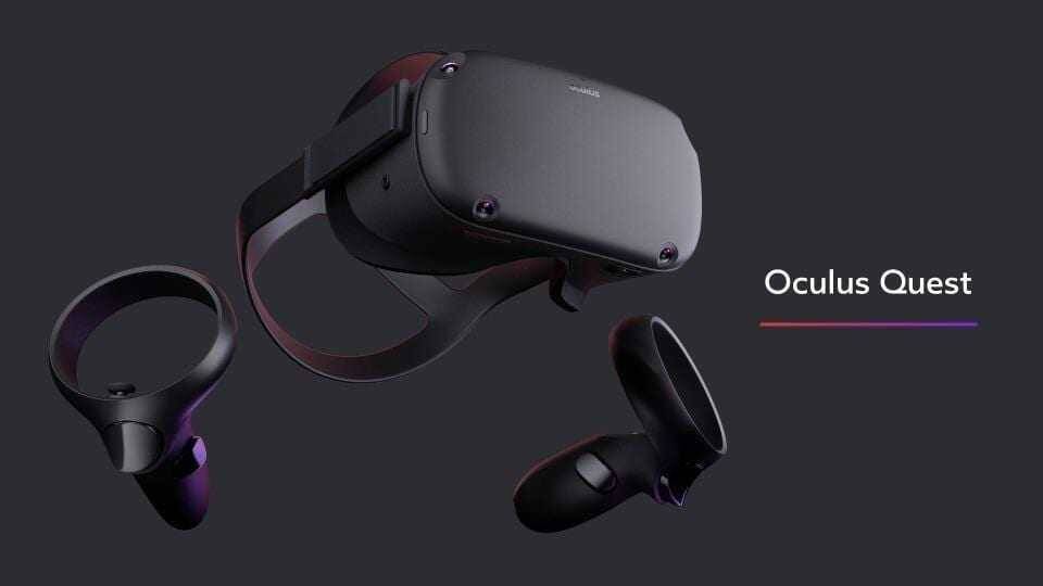 Facebook представила очки виртуальной реальности Oculus Quest 2 Ушные гарнитуры и гарнитура Oculus Quest на фоне затемненного фона