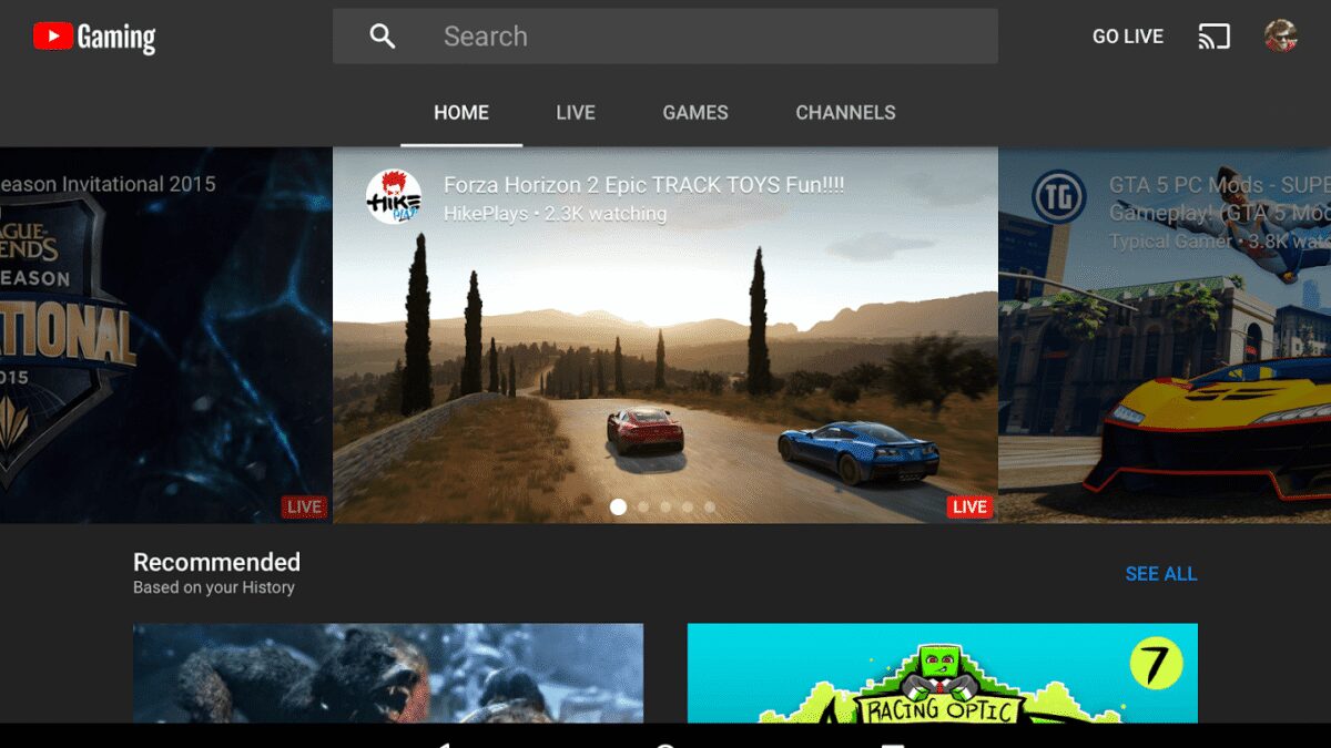Космолет с изображением собаки в шлеме рядом с ракетой