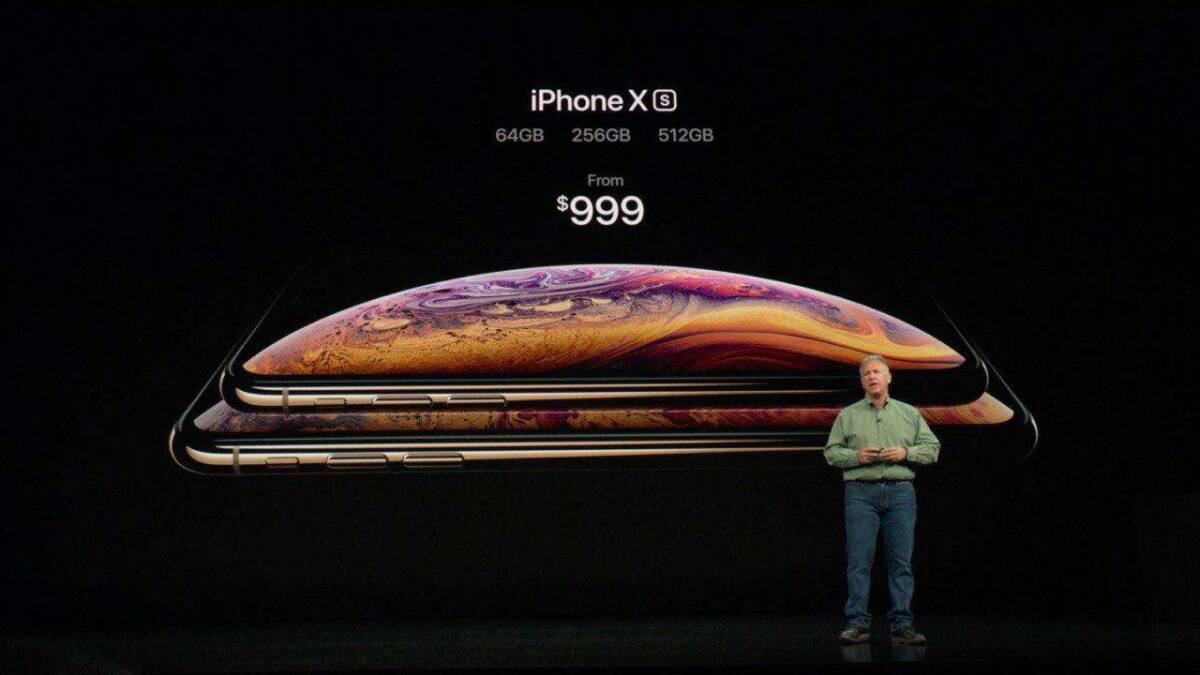 Apple представила самый мощный iPhone XS и XS Max 23 Группа человек на презентации новых iPhone XS Максим