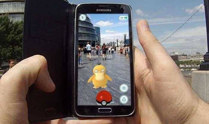 Смартфон Samsung с приложением Pokemon Go на экране на улице