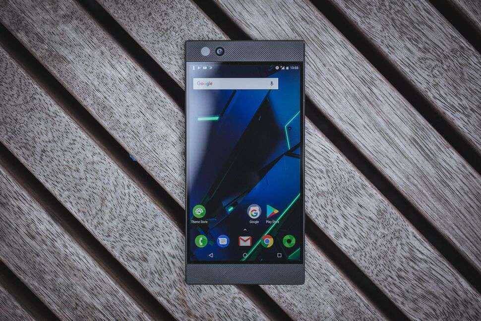 Смартфон Razer Phone 2 с черным корпусомЭкран и интерфейс на деревянной поверхности