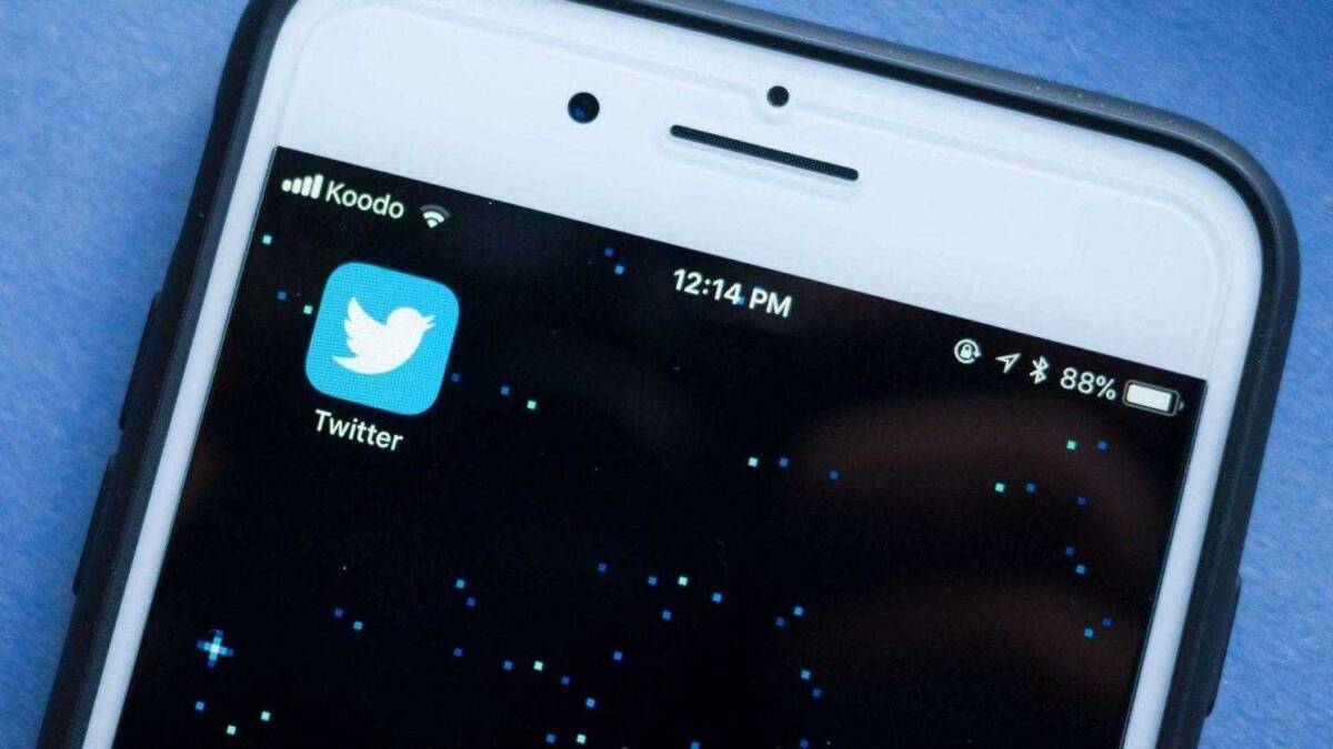 Экран iPhone с иконкой Twitter и интерфейсом приложения