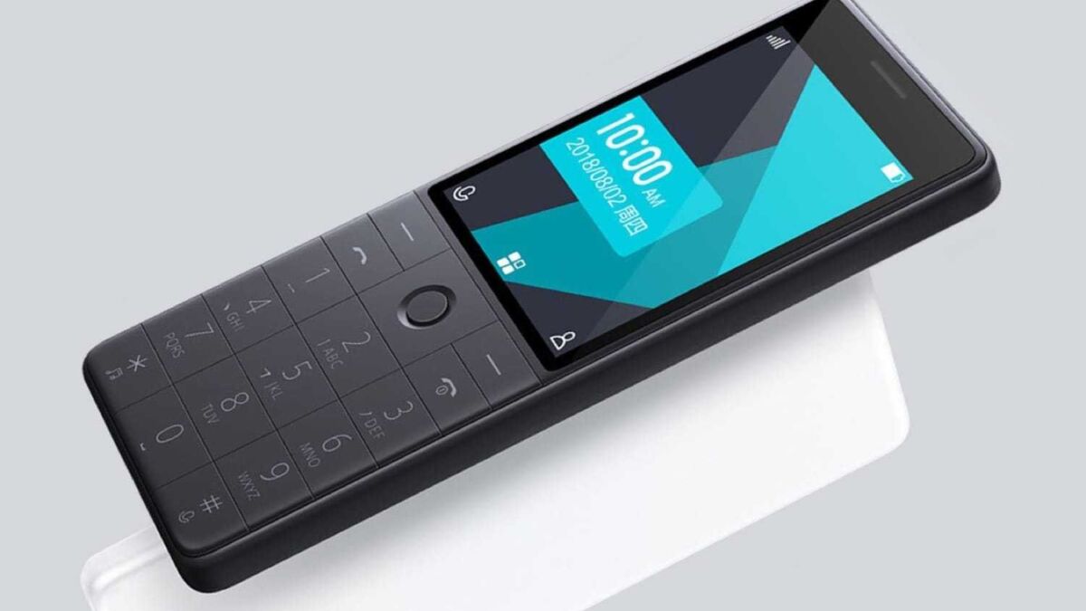 Мобильный телефон с сенсорным экраном и клавиатурой на боку