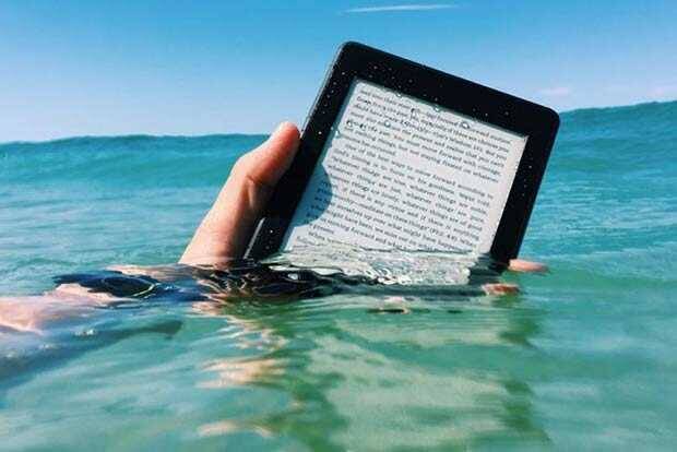 Amazon представил водонепроницаемую электронную книгу 3 Человек держит электронное чтение на воде с моря