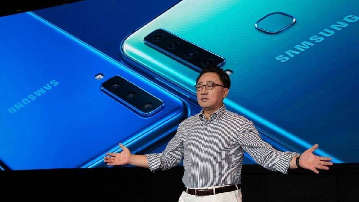 Человек на презентации смартфона Samsung с четырьмя камерами