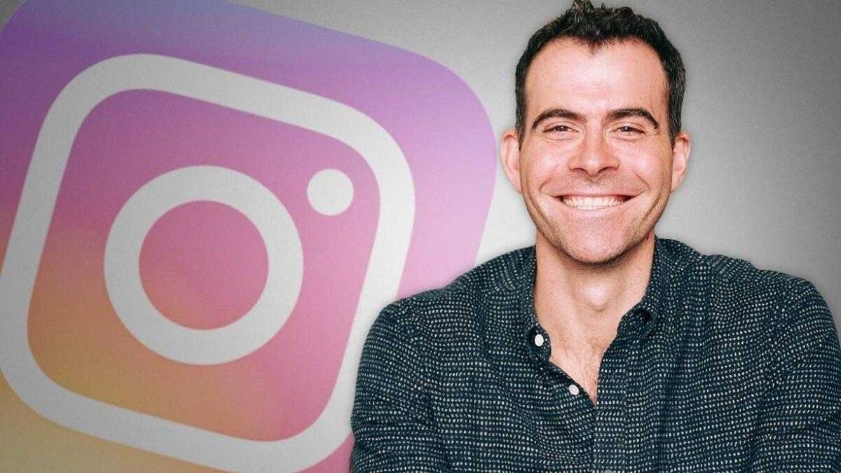 Гражданин улыбается на фоне крупного логотипа Instagram*