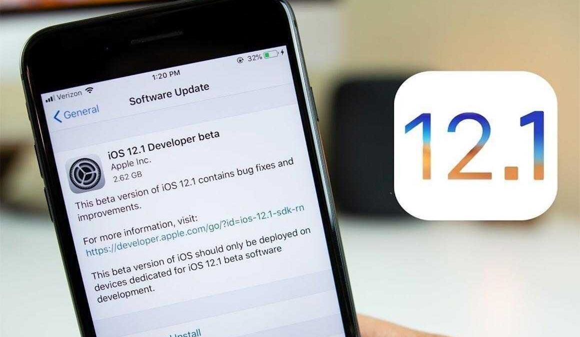 Смартфон iPhone с экраном, показывающим обновление iOS 12.1 Developer beta