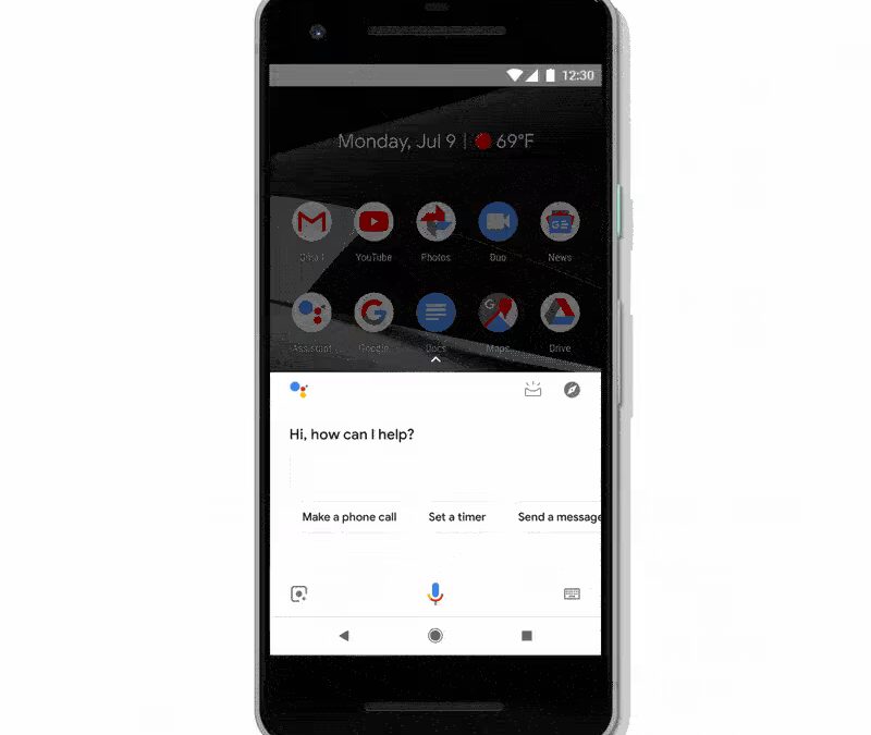 Смартфон Google Pixel 2 с открытым экраном и интерфейсом Google Ассистент на экране