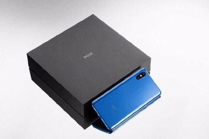 В комплект с Mi Mix 3 кладут беспроводную зарядку 2 cczdguigi9za