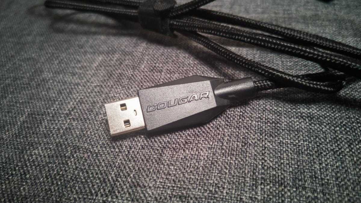 USB-кабель с надписью 'COUGAR' на разъеме