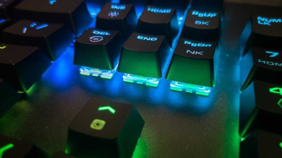 Клавиатура с подсветкой и крупными клавишами