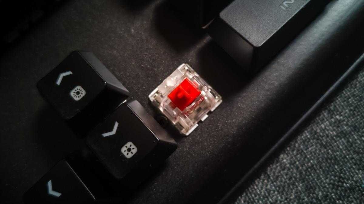 Механическая клавиатура с красной клавишей переключателя