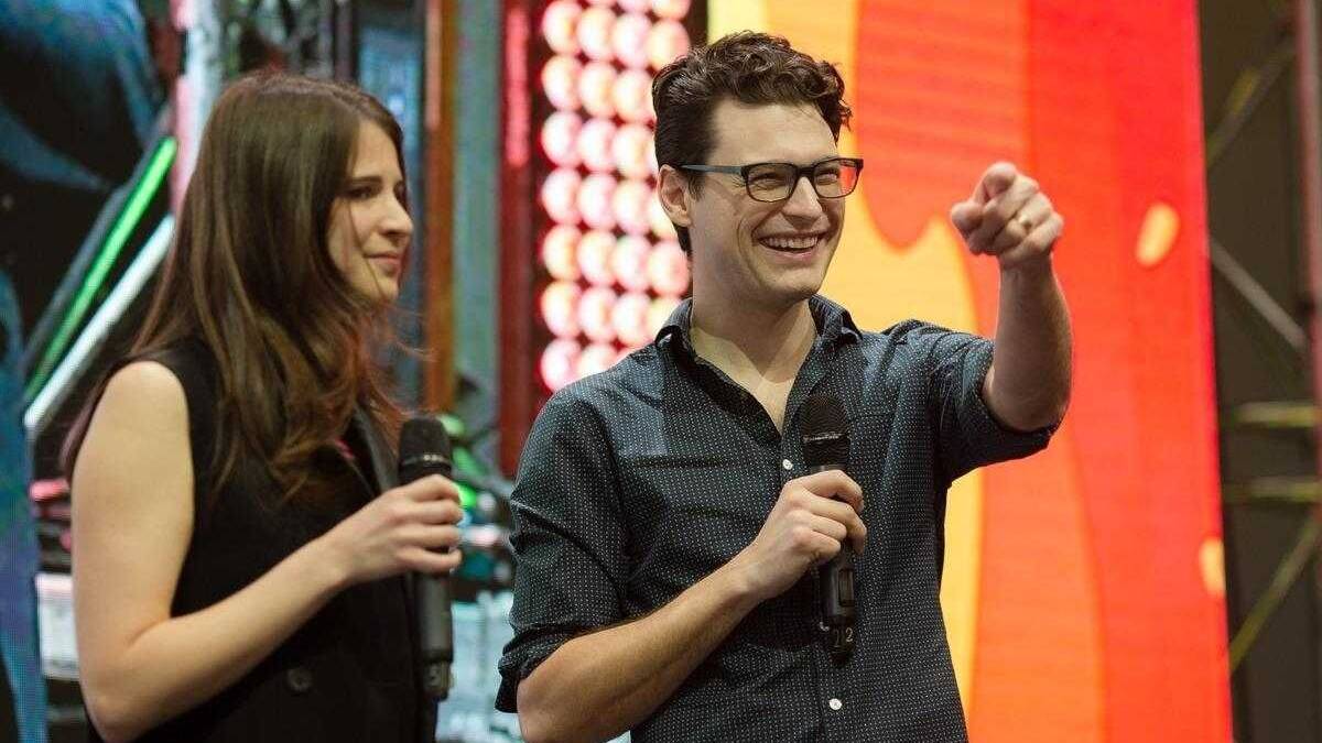 ИгроМир 2018 и Comic Con Russia 2018. Итоги 11 Два человека с микрофонами на сцене на ИгроМир 2018