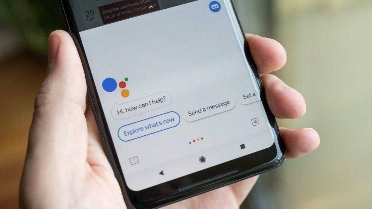 Экран смартфона с интерфейсом Google Assistant и чат-ботом