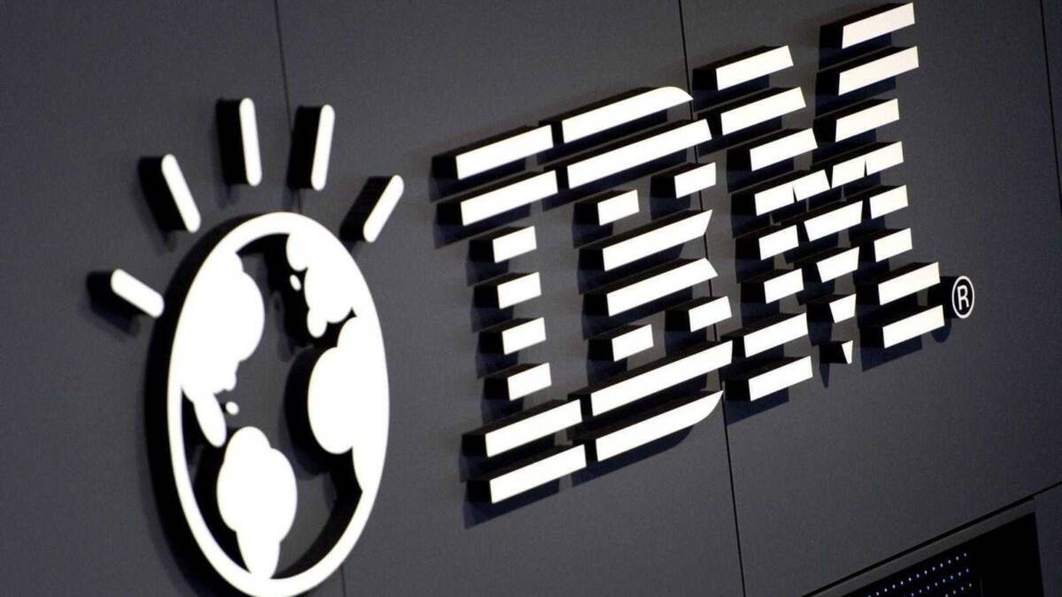 Логотип IBM с изображением земного шара на черной стене