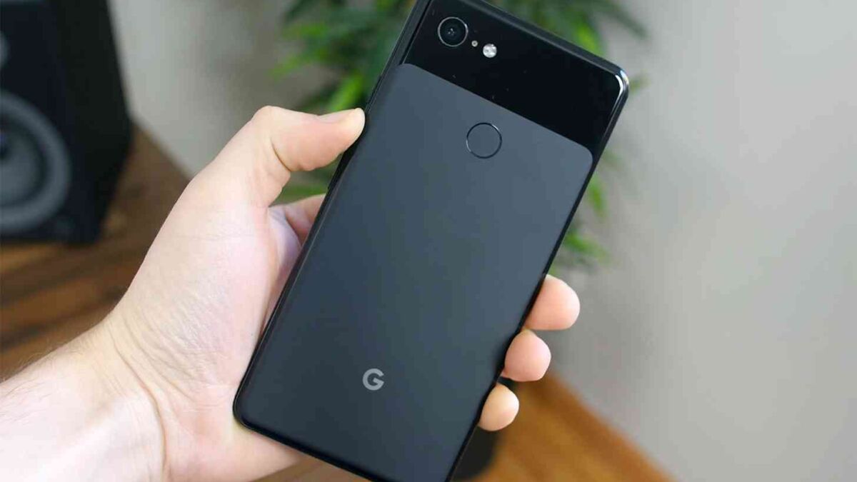 Задняя часть смартфона Google Pixel с камерой и логотипом