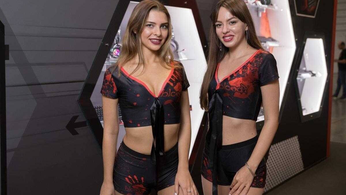 Две молодые женщины в костюмах для промоакции