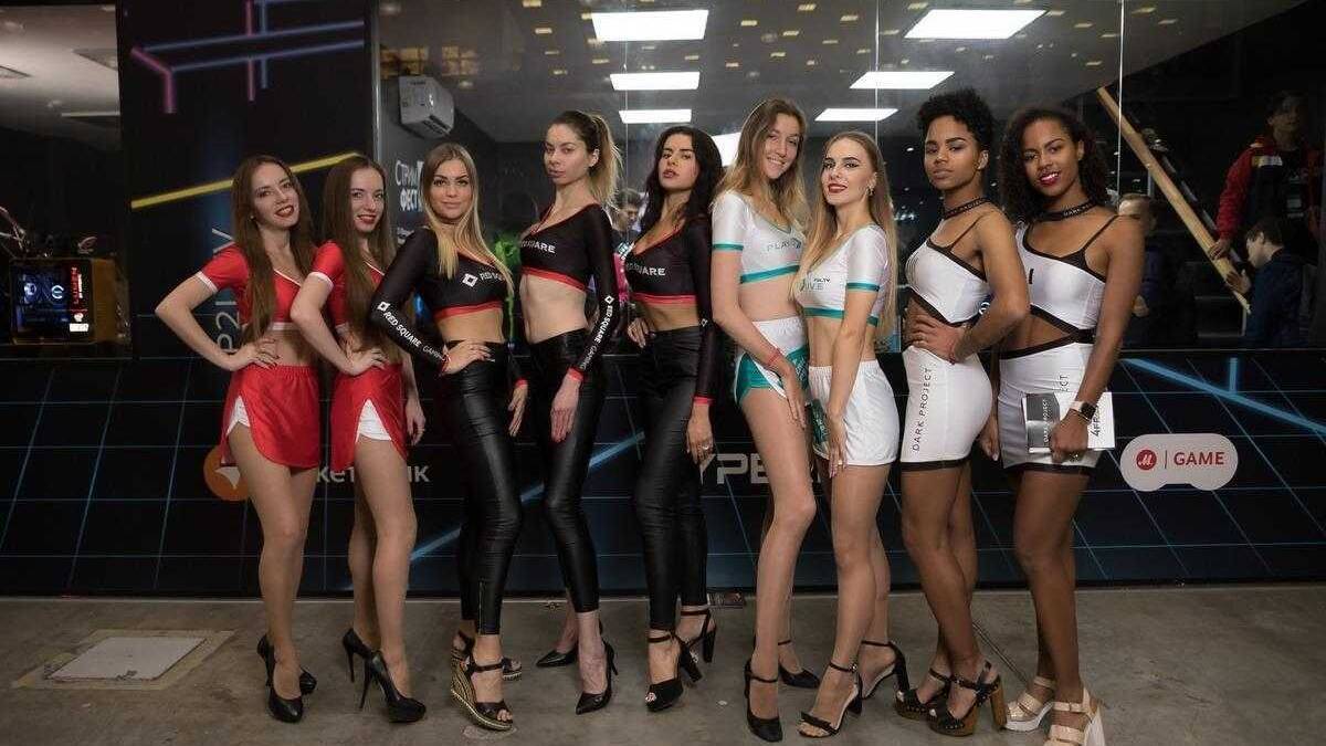 Группа девушек в ярких костюмах на выставке ИгроМир 2018