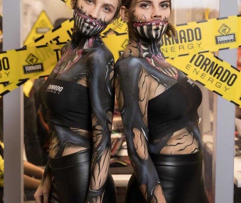 Две девушки в костюмах с эффектным гримом для ИгроМир 2018