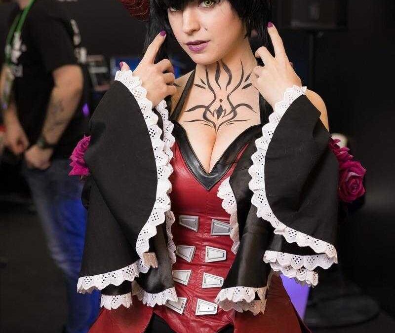 Девушка в костюме с черными волосами и рогами на игровом событии