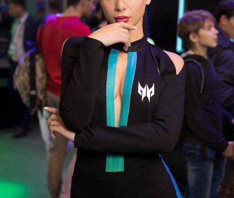 Красивая девушка с ярким макияжем и костюмом ИгроМир 2018