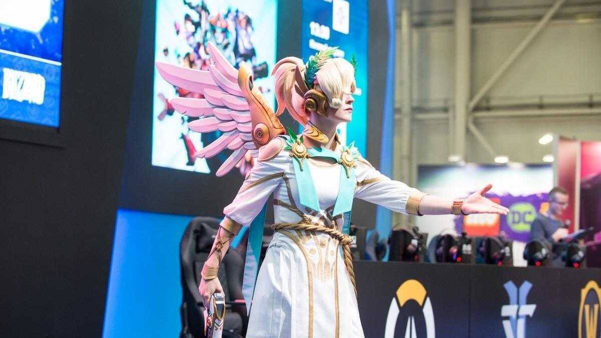 Косплей персонажа Overwatch с крыльями и на сцене