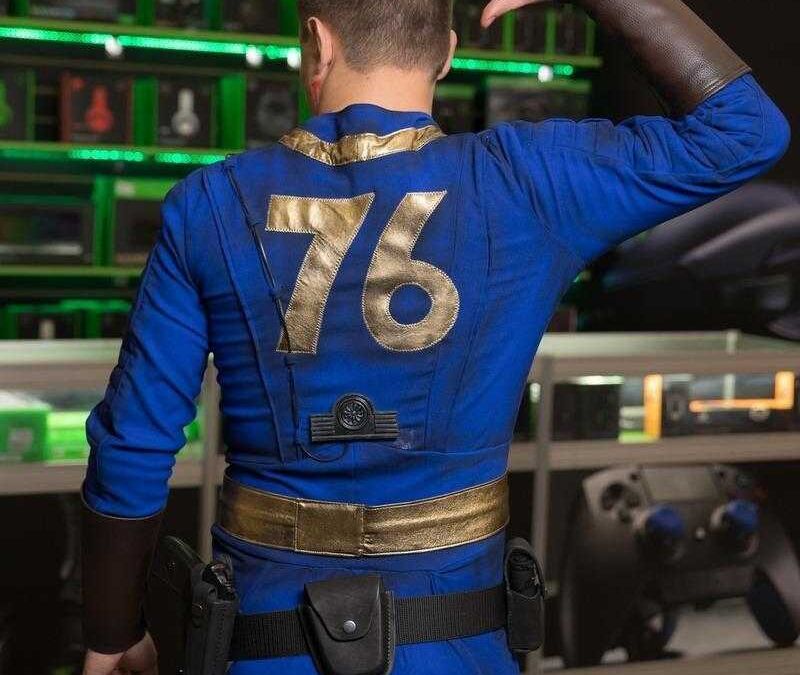 Человек в костюме косплея по игре Fallout 76 с обозначением 76 на спине