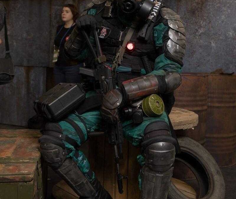 Нуар-камуфляжный костюм с шлемом и оружием для косплея на ИгроМир 2018