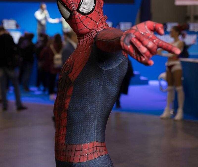 Косплей Человека-Паука в костюме с деталями игры