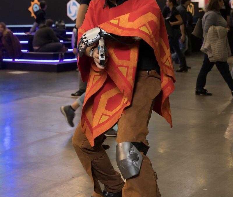 Косплей персонажа из игры с шляпой и протезом руки