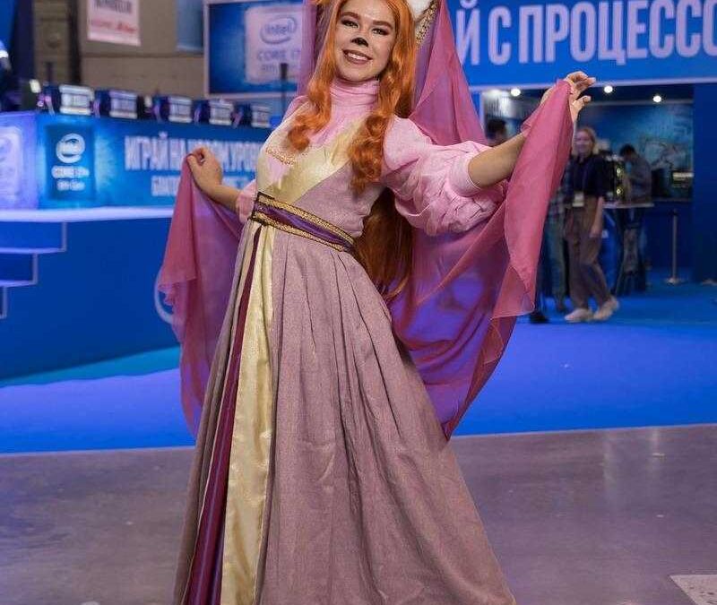 Косплей с героем в костюме с ушами и длинными рукавами