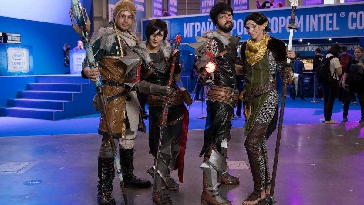 18+ Самый необычный косплей на ИгроМир 2018 и Comic Con. День 2 53 Группа людей в косплее на ИгроМир 2018 с оружием