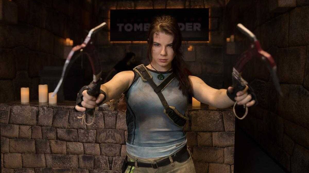 18+ Самый необычный косплей на ИгроМир 2018 и Comic Con. День 2 60 Косплей на персонажа из Tomb Raider с двумя луками в руке