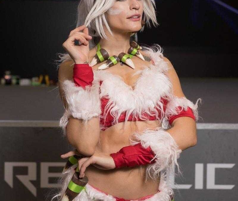 Косплей на ИгроМир 2018 в стиле традиционного племени с украшениями и костюмом из меха и ткани