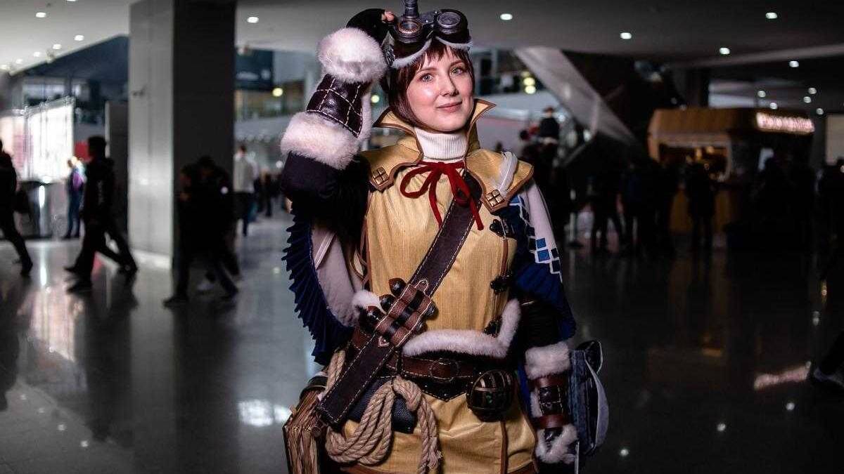 18+ Самый необычный косплей на ИгроМир 2018 и Comic Con. День 2 34 Косплей персонажа с оружием в игровом костюме