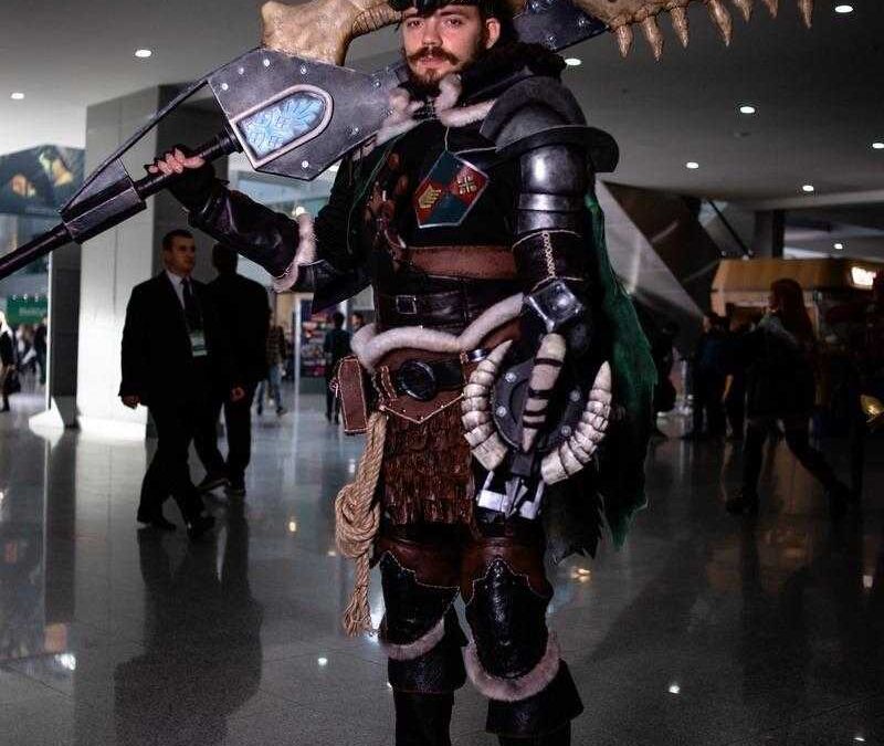 Косплей охотника за монстрами с больши оружием и доспехами на ИгроМир 2018