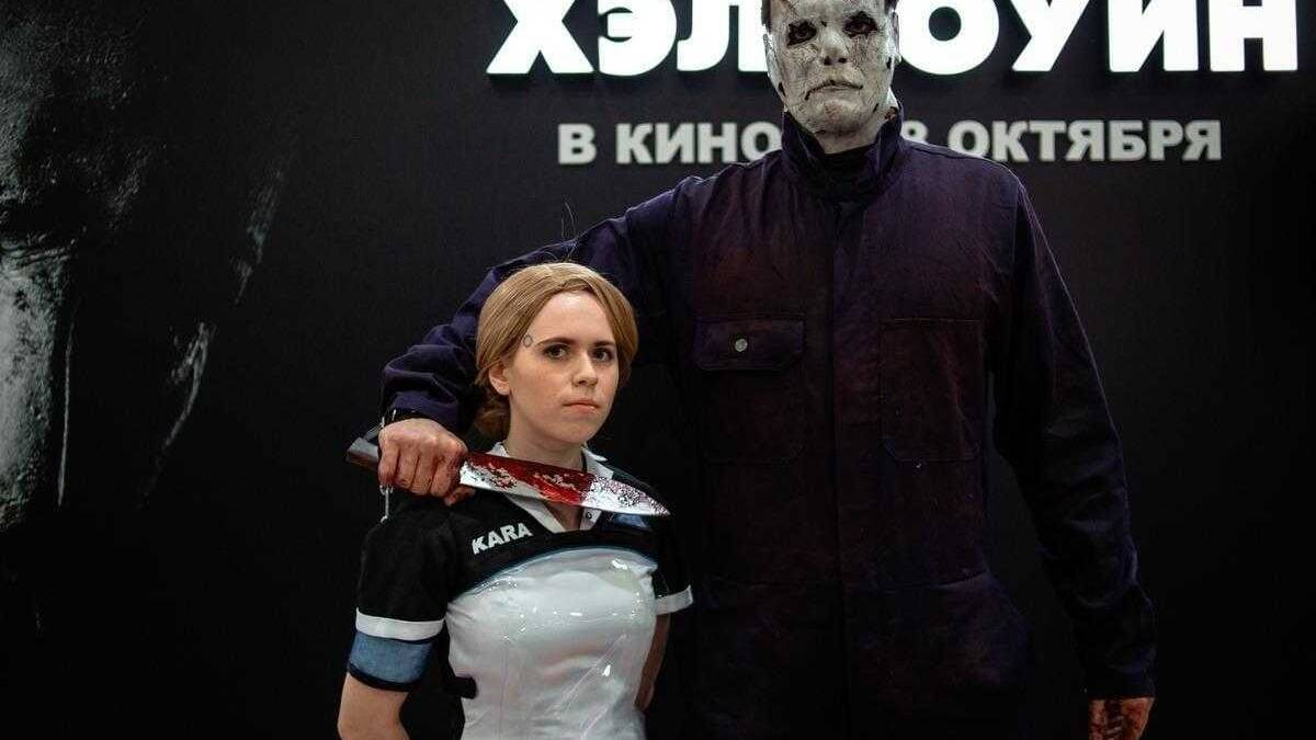 18+ Самый необычный косплей на ИгроМир 2018 и Comic Con. День 2 33 Манекен в костюме Майкла Майерса и медсестры на выставке комиксов