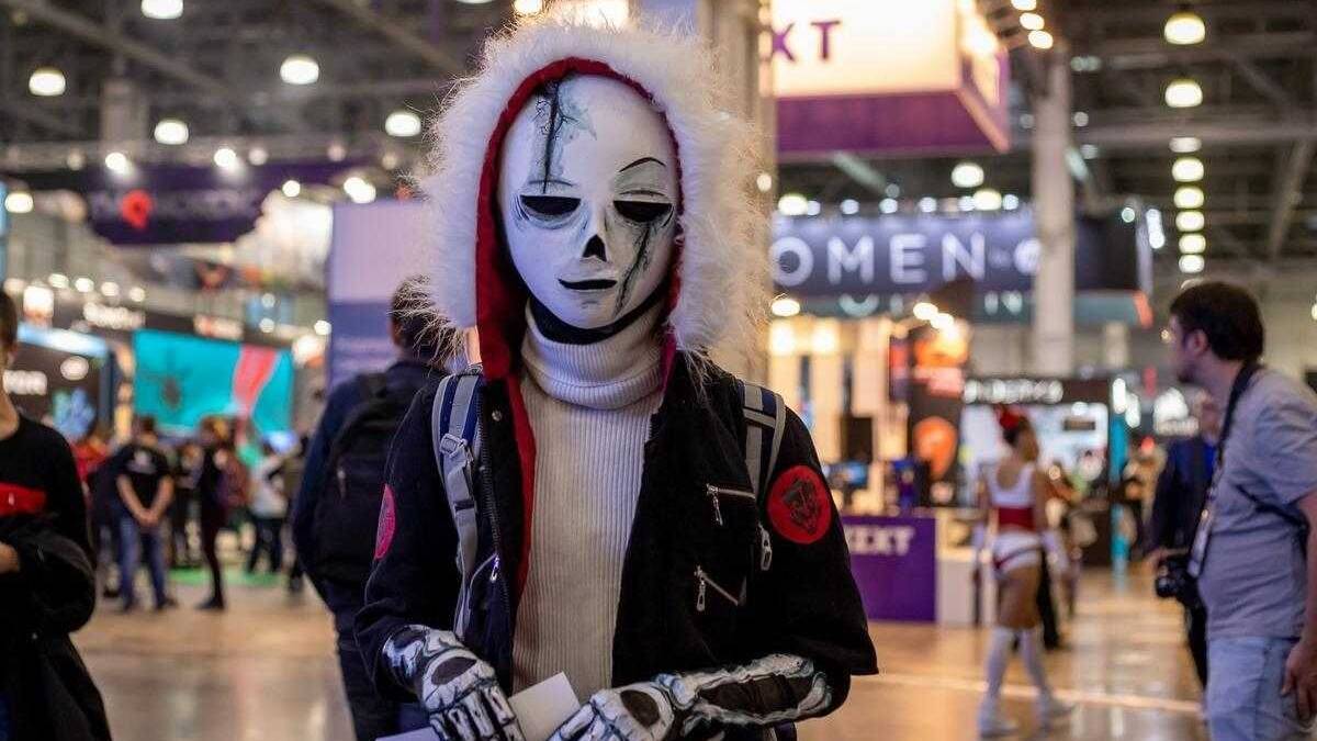 18+ Самый необычный косплей на ИгроМир 2018 и Comic Con. День 2 38 Человек в косплей-костюме с маской и костюмом Skeleton Тёмная комната на ИгроМире 2018