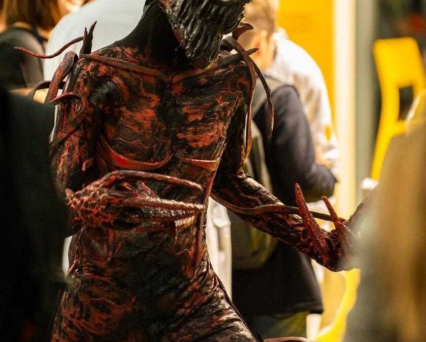 Косплей на персонажа из Чужой в костюме с металлическим дизайном для ИгроМир 2018